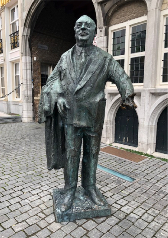 Standbeeld van Toon Asselbergs, alias Anton van Duinkerken, op de markt van Bergen op Zoom. (Foto- © Maarten vdO)